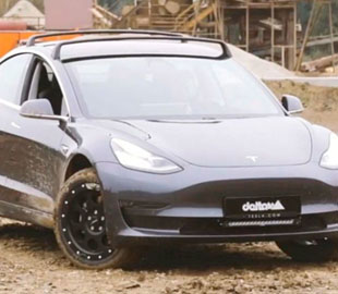 Тюнери перетворили електрокар Tesla Model X на всюдихід