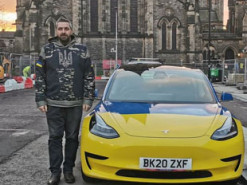 Шотландець Девід живе у своїй Tesla на знак протесту проти війни в Україні