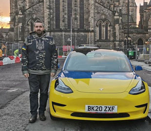 Шотландець Девід живе у своїй Tesla на знак протесту проти війни в Україні