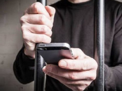 На Винниччине сотрудник колонии за взятку купил и принес мобильный телефон осужденному