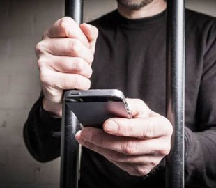 На Винниччине сотрудник колонии за взятку купил и принес мобильный телефон осужденному