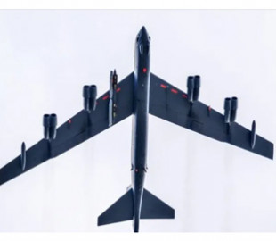 США показали прототип нової ядерної ракети на бомбардувальнику B-52