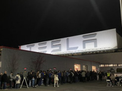 Мама Илона Маска помогала сыну продавать Tesla в Новогоднюю ночь