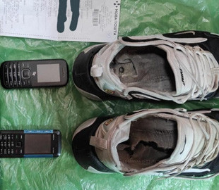 Мобільні телефони охоронці Хмельницького СІЗО знайшли у кросівках