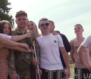 "Вар’яти, але мої": вчитель-військовий, який розчулив Мережу своєю появою на випускному, розповів про підтримку від учнів