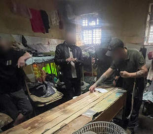 Правоохоронці викрили ув’язненого чоловіка, який обдурював родичів зниклих військових