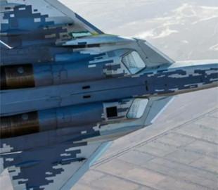 Продірявлений наскрізь: з'явились високоточні супутникові знімки Су-57 в Ахтубінську