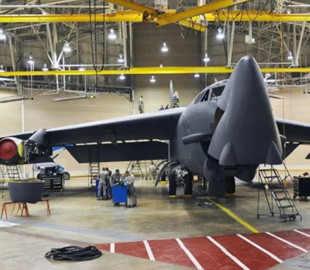 Одразу американських 30 літаків B-52 можуть знову стати носіями ядерної зброї