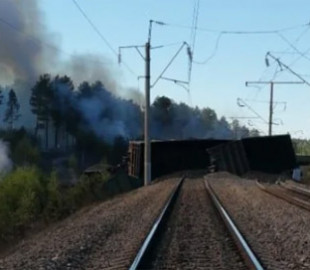 Загорівся ліс: в Амурській області РФ з рейок зійшли 29 вагонів із вугіллям