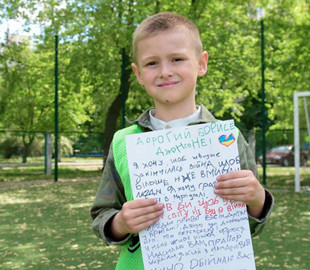 Ребенок из Мариуполя передал письмо Борису Джонсону