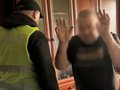 До 5 років позбавлення волі засуджено чоловіка, який на замовлення інтернет-кураторів з рф підпалив автомобіль військових у Сумах