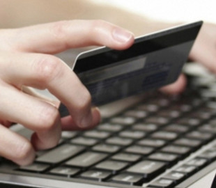 Через «хакерську атаку» на рахунок жінка віддала всі свої заощадження шахраю