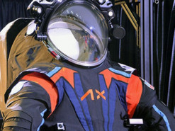 Астронавти NASA висадяться на Місяць у скафандрах від Prada