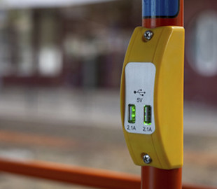 Чим небезпечна USB-зарядка гаджетів у громадських місцях: коротке пояснення фахівця