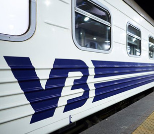 Укрзалізниця перевіряє свою систему після “слава росії” на табло у Яремче