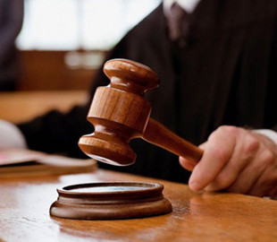 Суд оштрафував хмельничанина за стрілянину 10-річного сина з балкона