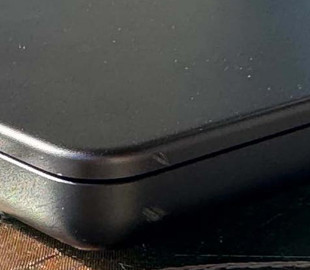 Чоловік провів краш-тест своєму новенькому MacBook M5 Pro, переїхавши його машиною: чи живий ноутбук