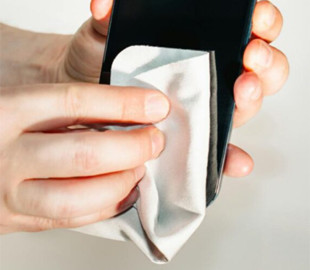 Найпоширеніша помилка під час чищення смартфона: як не пошкодити екран і динаміки