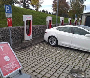 Маск передумав: зарядні станції Tesla Supercharger в Україні з’являться не раніше 2022 року