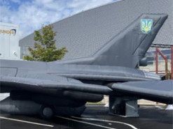 У Данії показали муляж F-16 від чеської Inflatech з українським маркуванням