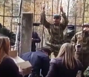 Як у зоопарку: російських мобілізованих у Новосибірську годують через паркан