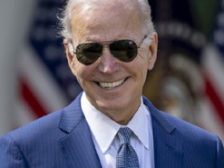 Байден різко підвищив мита на низку китайських товарів