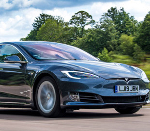 Корпорація Tesla оголосила про відкликання електрокарів Model S у Великій Британії