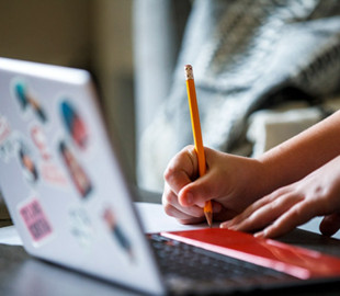 В Украине школы переходят на онлайн-обучение: кто с понедельника не сядет за парты