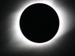 NASA попереджає: не варто знімати сонячне затемнення на камеру телефону без спеціального захисту