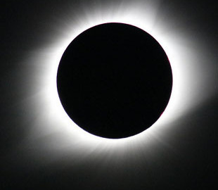 NASA попереджає: не варто знімати сонячне затемнення на камеру телефону без спеціального захисту