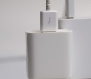 Чи потрібно завжди виймати зарядний пристрій із розетки