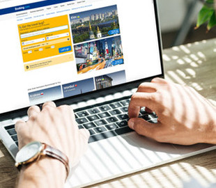 Глава Booking уволил 2700 сотрудников службы поддержки одним видео