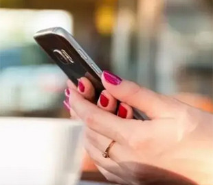 Эксперт объяснил, почему нельзя носить смартфон в кармане