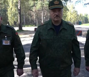 Александра Лукашенко высмеяли за деревянные танки на границе с Украиной