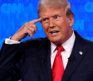 Трамп у прямому ефірі поскандалив з журналісткою і втік з інтерв'ю