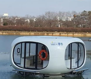 Човен на сонячних батареях зі ШІ фільтрує 2,5 млн літрів води щодня: навіщо