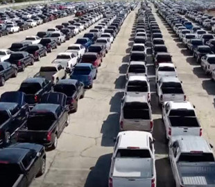 Сотні непроданих нових автомобілів накопичуються на заводах у США