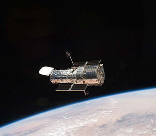 В 15 раз тяжелее Млечного Пути: NASA Hubble запечатлел галактику с гигантской чёрной дырой внутри