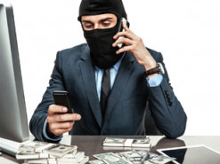 Телефонный мошенник обманул женщину на 19 тысяч долларов