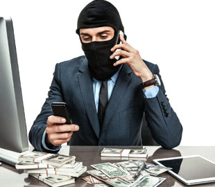 Телефонный мошенник обманул женщину на 19 тысяч долларов