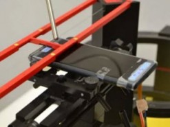 В Сети опубликована фотография смартфона Sony Xperia XZ2 на тестовом стенде