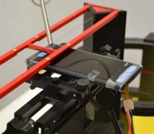 В Сети опубликована фотография смартфона Sony Xperia XZ2 на тестовом стенде