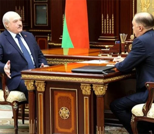 "Не допустить удару у спину РФ". Диктатор Лукашенко вкотре прогнувся перед Путіним