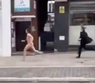«Главное — без маски»: погоня полицейских за голым мужчиной по улице Лондона повеселила сеть