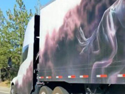 Незвичайну електровантажівку Tesla Semi помітили на дорозі в США