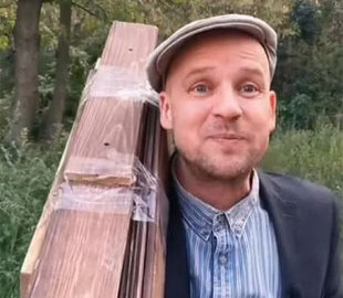 «У домашніх умовах». Зірка Кварталу 95 зняв гумористичне відео про українського пенсіонера, який виготовляє дерев’яні Хаймарси