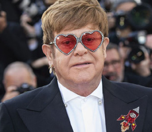 Елтон Джон закликав допомогти мешканцям Маріуполя виїхати з блокадного міста: "Моє серце розбите"