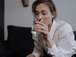 Лікар пояснила, чим небезпечне вживання дистильованої води