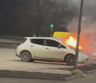 З'явилося відео, як у Миколаєві згорів електромобіль на парковці біля супермаркету