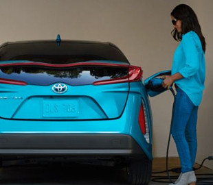Toyota: гибриды дешевле в содержании и менее вредны для экологии, чем электромобили